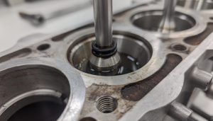 découvrez comment identifier les symptômes d'un joint de queue de soupape défectueux pour éviter les problèmes moteur et assurer le bon fonctionnement de votre véhicule.